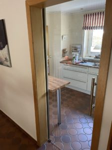 Ganzglasschiebetür zur Küche