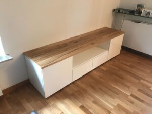 Lowboard und Schubladenschrank mit Wildeichenabdeckung