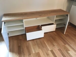 Lowboard und Schubladenschrank mit Wildeichenabdeckung